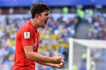  Englands defender Harry Maguire (CL) heads the ball to score the opener during the Russia 2018 World Cup quarter-final football match between Sweden and England at the Samara Arena in Samara on July 7, 2018. / AFP PHOTO / Fabrice COFFRINI / RESTRICTED TO EDITORIAL USE - NO MOBILE PUSH ALERTS/DOWNLOADSEditoria: SPOLocal: SamaraIndexador: FABRICE COFFRINISecao: soccerFonte: AFPFotógrafo: STF