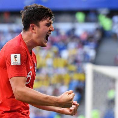  Englands defender Harry Maguire (CL) heads the ball to score the opener during the Russia 2018 World Cup quarter-final football match between Sweden and England at the Samara Arena in Samara on July 7, 2018. / AFP PHOTO / Fabrice COFFRINI / RESTRICTED TO EDITORIAL USE - NO MOBILE PUSH ALERTS/DOWNLOADSEditoria: SPOLocal: SamaraIndexador: FABRICE COFFRINISecao: soccerFonte: AFPFotógrafo: STF