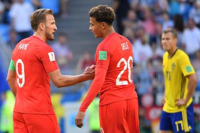  England's midfielder Dele Alli (C) celebrates with England's forward Harry Kane after scoring their second goal during the Russia 2018 World Cup quarter-final football match between Sweden and England at the Samara Arena in Samara on July 7, 2018. / AFP PHOTO / EMMANUEL DUNAND / RESTRICTED TO EDITORIAL USE - NO MOBILE PUSH ALERTS/DOWNLOADSEditoria: SPOLocal: SamaraIndexador: EMMANUEL DUNANDSecao: soccerFonte: AFPFotógrafo: STF