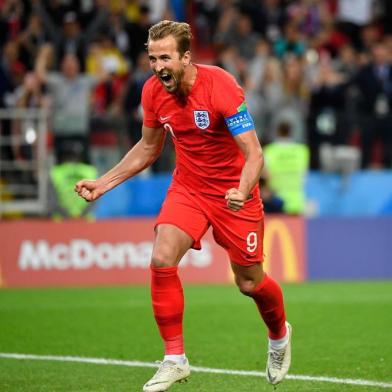 Englands forward Harry Kane celebrates after scoring the opening goal from the penalty spot during the Russia 2018 World Cup round of 16 football match between Colombia and England at the Spartak Stadium in Moscow on July 3, 2018. / AFP PHOTO / Alexander NEMENOV / RESTRICTED TO EDITORIAL USE - NO MOBILE PUSH ALERTS/DOWNLOADS