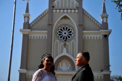  CAXIAS DO SUL, RS, BRASIL 07/07/2018O casal Amarildo Moreira e Carla da Silva celebrou casamento na manhã deste sábado, na igreja da Paróquia Santa Catarina, em Caxias do Sul. Humildes, ele reciclador e ela cuidadora, contaram com a união de esforços da comunidade para celebrar a festa, com diversas doações. (Lucas Amorelli/Agência RBS)