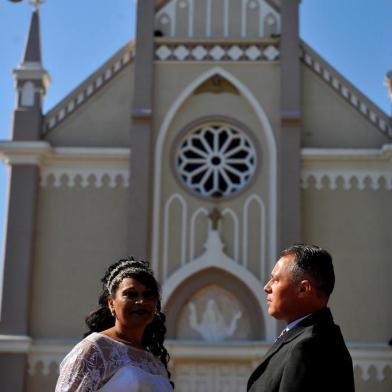  CAXIAS DO SUL, RS, BRASIL 07/07/2018O casal Amarildo Moreira e Carla da Silva celebrou casamento na manhã deste sábado, na igreja da Paróquia Santa Catarina, em Caxias do Sul. Humildes, ele reciclador e ela cuidadora, contaram com a união de esforços da comunidade para celebrar a festa, com diversas doações. (Lucas Amorelli/Agência RBS)