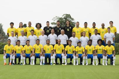 Em pé: Marquinhos, Filipe Luis, Danilo, Marcelo, Ederson, Alisson, Cássio, Renato Augusto, Casemiro, Paulinho, Fernandinho e Geromel;No meio: Ricardo Rosa (preparador físico), Fábio Mahseredjian (preparador físico), Rodrigo Lasmar (médico), Taffarel (treinador de goleiros), Edu Gaspar (coordenador de Seleções), Tite (técnico), Cléber Xavier (auxiliar técnico), Sylvinho (auxiliar técnico), Fernando Lázaro (analista de desempenho) e Matheus Bachi (auxiliar técnico e tecnológico);Sentados: Roberto Firmino, Taison, Philippe Coutinho, Thiago Silva, Gabriel Jesus, Miranda, Neymar, Fágner, Fred, Willian e Douglas Costa.