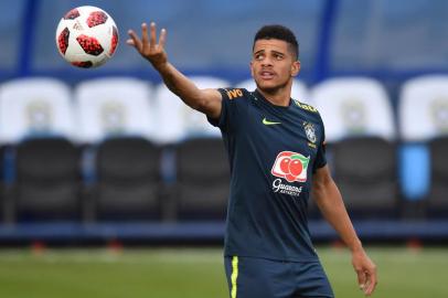  Brazils forward Taison takes part in a training session at the Yug Sport Stadium in Sochi, on July 3, 2018, ahead of the Russia 2018 World Cup quarter-final football match between Brazil and Belgium on July 6. / AFP PHOTO / NELSON ALMEIDAEditoria: SPOLocal: SochiIndexador: NELSON ALMEIDASecao: soccerFonte: AFPFotógrafo: STF