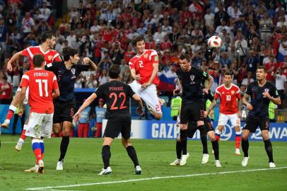  Russias defender Mario Fernandes (C) heads the ball to score during the Russia 2018 World Cup quarter-final football match between Russia and Croatia at the Fisht Stadium in Sochi on July 7, 2018. / AFP PHOTO / Nelson Almeida / RESTRICTED TO EDITORIAL USE - NO MOBILE PUSH ALERTS/DOWNLOADSEditoria: SPOLocal: SochiIndexador: NELSON ALMEIDASecao: soccerFonte: AFPFotógrafo: STF