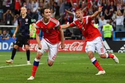  Russia's defender Mario Fernandes (C) heads the ball to score during the Russia 2018 World Cup quarter-final football match between Russia and Croatia at the Fisht Stadium in Sochi on July 7, 2018. / AFP PHOTO / Nelson Almeida / RESTRICTED TO EDITORIAL USE - NO MOBILE PUSH ALERTS/DOWNLOADSEditoria: SPOLocal: SochiIndexador: NELSON ALMEIDASecao: soccerFonte: AFPFotógrafo: STF