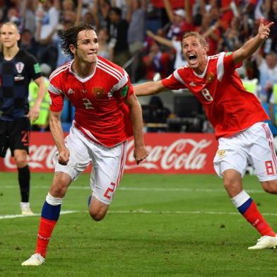  Russias defender Mario Fernandes (C) heads the ball to score during the Russia 2018 World Cup quarter-final football match between Russia and Croatia at the Fisht Stadium in Sochi on July 7, 2018. / AFP PHOTO / Nelson Almeida / RESTRICTED TO EDITORIAL USE - NO MOBILE PUSH ALERTS/DOWNLOADSEditoria: SPOLocal: SochiIndexador: NELSON ALMEIDASecao: soccerFonte: AFPFotógrafo: STF