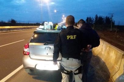  PORTO ALEGRE, RS, BRASIL, 07/07/2018. Um homem foi preso, neste sábado (7), com máscaras, rádio na frequência das polícias e miguelitos (pregos retorcidos) na BR-448, em Porto Alegre. O criminoso foi abordado por agentes da Polícia Rodoviária Federal, no km 20 da rodovia, no fim da tarde. Foto: Divulgação/PRF