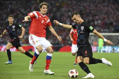  Russias defender Mario Fernandes (L) and Croatias forward Ivan Perisic vie for the ball during the Russia 2018 World Cup quarter-final football match between Russia and Croatia at the Fisht Stadium in Sochi on July 7, 2018. / AFP PHOTO / Kirill KUDRYAVTSEV / RESTRICTED TO EDITORIAL USE - NO MOBILE PUSH ALERTS/DOWNLOADSEditoria: SPOLocal: SochiIndexador: KIRILL KUDRYAVTSEVSecao: soccerFonte: AFPFotógrafo: STF