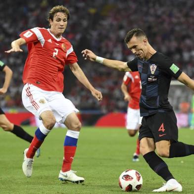  Russias defender Mario Fernandes (L) and Croatias forward Ivan Perisic vie for the ball during the Russia 2018 World Cup quarter-final football match between Russia and Croatia at the Fisht Stadium in Sochi on July 7, 2018. / AFP PHOTO / Kirill KUDRYAVTSEV / RESTRICTED TO EDITORIAL USE - NO MOBILE PUSH ALERTS/DOWNLOADSEditoria: SPOLocal: SochiIndexador: KIRILL KUDRYAVTSEVSecao: soccerFonte: AFPFotógrafo: STF