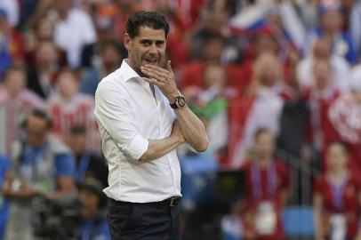  (FILES) In this file photo taken on July 01, 2018 Spains coach Fernando Hierro gestures from the sideline during the Russia 2018 World Cup round of 16 football match between Spain and Russia at the Luzhniki Stadium in Moscow on July 1, 2018.Fernando Hierro, who stood in as Spain coach when Julen Lopetegui was sacked on the eve of the World Cup, will not continue in the role, the Spanish football federation said on July 8, 2018. / AFP PHOTO / Juan Mabromata / RESTRICTED TO EDITORIAL USE - NO MOBILE PUSH ALERTS/DOWNLOADSEditoria: SPOLocal: MoscowIndexador: JUAN MABROMATASecao: soccerFonte: AFPFotógrafo: STF