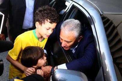 PARTE DA DELEGAÇÃO BRASILEIRA DESEMBAR NO RIO DE JANEIRORJ - COPA DE 2018/BRASIL - ESPORTES - O técnico Tite, da seleção brasileira de futebol, ao desembarcar no Aeroporto Tom Jobim,      na Ilha do Governador, na zona norte do Rio de Janeiro, neste domingo, 8. Parte da     delegação retornou ao Brasil após a equipe ser eliminada da Copa do Mundo de 2018 em     derrota para a Bélgica, na sexta-feira, 6, em partida válida pelas quartas de final da     competição.    08/07/2018 - Foto: FÁBIO MOTTA/ESTADÃO CONTEÚDOEditoria: ESPORTESLocal: RIO DE JANEIROIndexador: FÁBIO MOTTAFonte: ESTADAO CONTEUDOFotógrafo: ESTADÃO CONTEÚDO