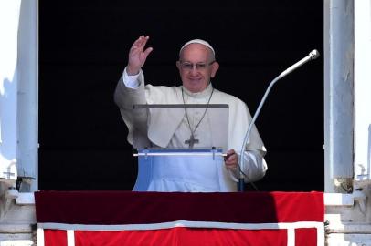  Pope Francis addresses the crowd from the window of the Apostolic Palace overlooking St.Peters square during his Angelus prayer on July 8, 2018 at the Vatican. / AFP PHOTO / Alberto PIZZOLIEditoria: RELLocal: Vatican CityIndexador: ALBERTO PIZZOLISecao: popeFonte: AFPFotógrafo: STF