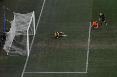 O goleiro da Holanda, Maarten Stekelenburg (E) olha para a bola depois do gol marcado pelo meia espanhol Andres Iniesta (D), durante a prorrogação da partida de futebol entre Espanha e Holanda. Era a final da Copa do Mundo de 2010, em Joanesburgo, e os espanhóis foram os campeões da disputa, erguendo pela primeira vez a taça.Holanda 0 X 1 Espanha. *********************************************Netherlands goalkeeper Maarten Stekelenburg (L) looks at the ball after conceding a goal by Spains midfielder Andres Iniesta (R) during extra-time in the 2010 World Cup football final Netherlands vs. Spain on July 11, 2010 at Soccer City stadium in Soweto, suburban Johannesburg. Spain won the match 1-0. NO PUSH TO MOBILE / MOBILE USE SOLELY WITHIN EDITORIAL ARTICLE -   AFP PHOTO / ROBERTO SCHMIDTEditoria: SPOLocal: JohannesburgIndexador: ROBERTO SCHMIDTSecao: SOCCERFonte: AFPFotógrafo: STF