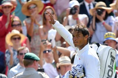  Spains Rafael Nadal celebrates after winning against Australias Alex De Minaur during their mens singles third round match on the sixth day of the 2018 Wimbledon Championships at The All England Lawn Tennis Club in Wimbledon, southwest London, on July 7, 2018.Nadal won the match 6-1, 6-2, 6-4. / AFP PHOTO / Ben STANSALL / RESTRICTED TO EDITORIAL USEEditoria: SPOLocal: LondonIndexador: BEN STANSALLSecao: tennisFonte: AFPFotógrafo: STF