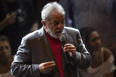  Former Brazilian president (2003-2011) Luiz Inacio Lula da Silva speaks during a rally of Brazilian leftist parties at Circo Voador in Rio de Janeiro, Brazil, on April 02, 2018. The chief justice of Brazils Supreme Court urged calm and warned against violence Monday ahead of a ruling that could send former president Luiz Inacio Lula da Silva to prison -- or give him a get-out-of-jail card. / AFP PHOTO / Mauro PimentelEditoria: POLLocal: Rio de JaneiroIndexador: MAURO PIMENTELSecao: politics (general)Fonte: AFPFotógrafo: STF