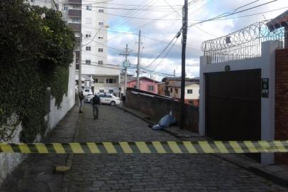 Home é assassinado no Jardelino Ramos, em Caxias. Ele foi encontrado caido na via com ferimentos de faca por volta das 15h20min.