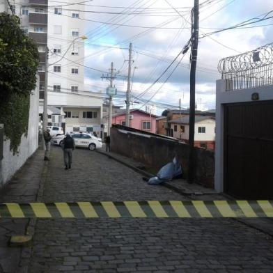 Home é assassinado no Jardelino Ramos, em Caxias. Ele foi encontrado caido na via com ferimentos de faca por volta das 15h20min.