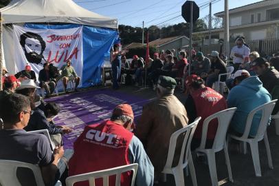 Movimentação em torno da Polícia Federal em Curitiba em razão da prisão do ex-presidente Lula