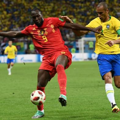 Brazil's defender Miranda (R) marks Belgium's forward Romelu Lukaku during the Russia 2018 World Cup quarter-final football match between Brazil and Belgium at the Kazan Arena in Kazan on July 6, 2018.  Jewel SAMAD / AFP