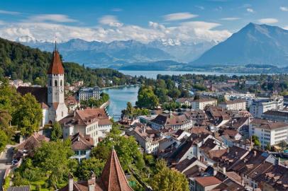 INTERLAKEN - Sicht auf die Stadt Thun mit dem Schloss Thun.View of the town of Thun with Castle Thun.Copyright by Interlaken Tourismus Byline: swiss-image.ch/Jan Geerk