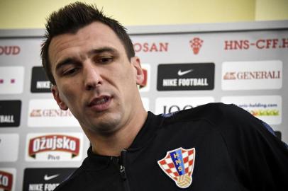  Croatias forward Mario Mandzukic arrives for a press conference at the Luzhniki training field, in Moscow, on July 9, 2018 ahead of their Russia 2018 semi-final football match against England. / AFP PHOTO / Alexander NEMENOVEditoria: SPOLocal: MoscowIndexador: ALEXANDER NEMENOVSecao: soccerFonte: AFPFotógrafo: STF