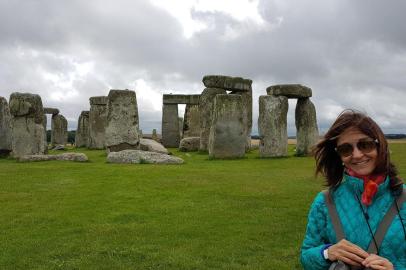 Entre as muitas atrações que podem ser visitadas na Inglaterra está Stonehenge, Patrimônio Mundial da Unesco. Este intrigante círculo de pedras da Idade do Bronze está situado na cidade de Salisbury, a cem quilômetros de Londres, e até hoje desperta curiosidade e fascínio. Embora os arqueólogos e historiadores tenham feito inúmeras descobertas, muitas perguntas continuam sem respostas. E forte como as pedras deste monumento está  o time inglês, que chegou às quartas de final nesta Copa. O resultado final será conhecido em breve, diferentemente do mistério que continua envolvendo Stonehenge.Valderez AnzanelloDe Veranópolis, em julho de 2017