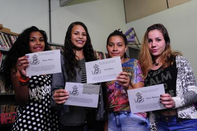  CAXIAS DO SUL, RS, BRASIL, 02/07/2018 - Projeto da UBS Mariani organiza festa de 15 anos para meninas do bairro.  NA FOTO: as debutantes Rayssa Ribeiro, Suélen Ribeiro, Izabel Ribeiro e Emilie Hoffmann. (Marcelo Casagrande/Agência RBS)