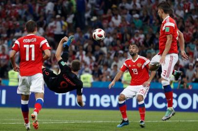  Croatias forward Andrej Kramaric (2nd-L) attempts an overhead kick during the Russia 2018 World Cup quarter-final football match between Russia and Croatia at the Fisht Stadium in Sochi on July 7, 2018. / AFP PHOTO / Adrian DENNIS / RESTRICTED TO EDITORIAL USE - NO MOBILE PUSH ALERTS/DOWNLOADSEditoria: SPOLocal: SochiIndexador: ADRIAN DENNISSecao: soccerFonte: AFPFotógrafo: STF