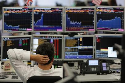 Traders from ETX Capital work in central london on June 27, 2016.Shares in banks, airlines and property companies plunged on the London stock exchange Monday as investors singled out the three sectors as being the most vulnerable to Britains decision to leave the EU. / AFP PHOTO / Daniel Leal-Olivas