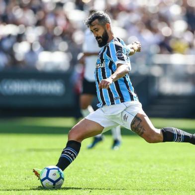 RS - FUTEBOL/AMISTOS 2018/GREMIO X CORINTHIANS - ESPORTES - Lance do meia Douglas na partida amistosa entre Gremio e Corinthians disputada na manha deste domingo, na Arena Corinthians. FOTO: LUCAS UEBEL/GREMIO FBPA