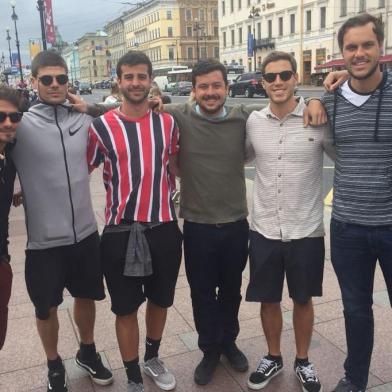 Brasileiros que tinham ingresso e roteiro comprado para a semifinal da Copa do Mundo passeiam por São Petersburgo em 9 de julho de 2018