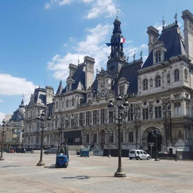 O histórico edifício de Hôtel de Vile, sede da prefeitura de Paris, será o ponto de encontro de cerca de 20 mil franceses nesta tarde (15h, pelo horário de Brasília) de terça (10), para a semifinal da Copa do Mundo, entre França e Bélgica. Este é o público esperado pelo governo local, que organizou uma espécie de fan fest na praça em torno do paço municipal parisiense. A região é central e fica perto da s margens do Rio Sena.