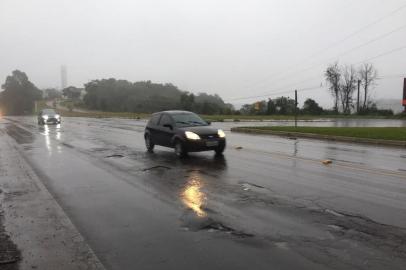 Buracos abertos pela chuva causam transtornos aos motoristas no trecho urbano da Rota do Sol, em Caxias.