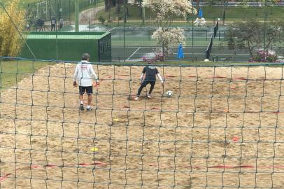 D¿Alessandro treina com Elio carravetta na quadra de areia