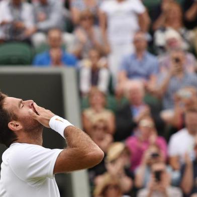 Argentinas Juan Martin del Potro celebrates after beating Frances Gilles Simon 7-6, 7-6, 5-7, 7-6 during their mens singles fourth round match on the eighth day of the 2018 Wimbledon Championships at The All England Lawn Tennis Club in Wimbledon, southwest London, on July 10, 2018. / AFP PHOTO / Oli SCARFF / RESTRICTED TO EDITORIAL USE