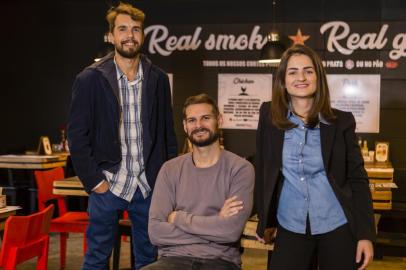 Markt BBQ é a nova aposta dos sócios Jonathan Camara, Leandro Brunetto e Fabiele Vargas.