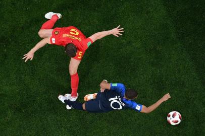  Frances forward Kylian Mbappe (R) runs with the ball as he vies for it with Belgiums defender Jan Vertonghen (L) during the Russia 2018 World Cup semi-final football match between France and Belgium at the Saint Petersburg Stadium in Saint Petersburg on July 10, 2018. / AFP PHOTO / Jewel SAMAD / RESTRICTED TO EDITORIAL USE - NO MOBILE PUSH ALERTS/DOWNLOADSEditoria: SPOLocal: Saint PetersburgIndexador: JEWEL SAMADSecao: soccerFonte: AFPFotógrafo: STF