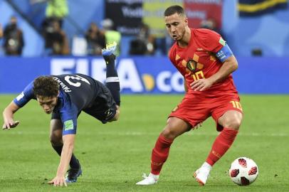  Frances defender Benjamin Pavard (L) and Belgiums forward Eden Hazard vie for the ball during the Russia 2018 World Cup semi-final football match between France and Belgium at the Saint Petersburg Stadium in Saint Petersburg on July 10, 2018. / AFP PHOTO / Paul ELLIS / RESTRICTED TO EDITORIAL USE - NO MOBILE PUSH ALERTS/DOWNLOADSEditoria: SPOLocal: Saint PetersburgIndexador: PAUL ELLISSecao: soccerFonte: AFPFotógrafo: STF