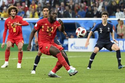  Belgium's forward Romelu Lukaku (3L) eyes the ball during the Russia 2018 World Cup semi-final football match between France and Belgium at the Saint Petersburg Stadium in Saint Petersburg on July 10, 2018. / AFP PHOTO / CHRISTOPHE SIMON / RESTRICTED TO EDITORIAL USE - NO MOBILE PUSH ALERTS/DOWNLOADSEditoria: SPOLocal: Saint PetersburgIndexador: CHRISTOPHE SIMONSecao: soccerFonte: AFPFotógrafo: STF