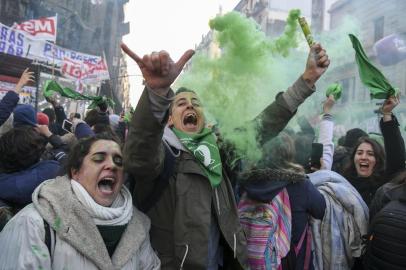  Pro-choice activists react outside the Argentine Congress in Buenos Aires, on June 14, 2018, shortly after lawmakers approved a bill to legalize abortion. Lawmakers in Pope Francis native Argentina on Thursday narrowly approved a bill to legalize abortion during the first 14 weeks of pregnancy. The lower house Chamber of Deputies passed the bill by 129 votes to 125. The bill now goes before the Senate. / AFP PHOTO / EITAN ABRAMOVICHEditoria: POLLocal: Buenos AiresIndexador: EITAN ABRAMOVICHSecao: abortionFonte: AFPFotógrafo: STF