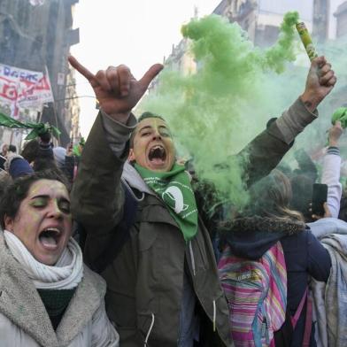  Pro-choice activists react outside the Argentine Congress in Buenos Aires, on June 14, 2018, shortly after lawmakers approved a bill to legalize abortion. Lawmakers in Pope Francis native Argentina on Thursday narrowly approved a bill to legalize abortion during the first 14 weeks of pregnancy. The lower house Chamber of Deputies passed the bill by 129 votes to 125. The bill now goes before the Senate. / AFP PHOTO / EITAN ABRAMOVICHEditoria: POLLocal: Buenos AiresIndexador: EITAN ABRAMOVICHSecao: abortionFonte: AFPFotógrafo: STF