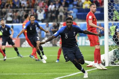  Frances defender Samuel Umtiti celebrates scoring the opening goal during the Russia 2018 World Cup semi-final football match between France and Belgium at the Saint Petersburg Stadium in Saint Petersburg on July 10, 2018. / AFP PHOTO / CHRISTOPHE SIMON / RESTRICTED TO EDITORIAL USE - NO MOBILE PUSH ALERTS/DOWNLOADSEditoria: SPOLocal: Saint PetersburgIndexador: CHRISTOPHE SIMONSecao: soccerFonte: AFPFotógrafo: STF