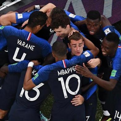  Frances defender Samuel Umtiti celebrates with teammates after scoring a goal during the Russia 2018 World Cup semi-final football match between France and Belgium at the Saint Petersburg Stadium in Saint Petersburg on July 10, 2018. / AFP PHOTO / Jewel SAMAD / RESTRICTED TO EDITORIAL USE - NO MOBILE PUSH ALERTS/DOWNLOADSEditoria: SPOLocal: Saint PetersburgIndexador: JEWEL SAMADSecao: soccerFonte: AFPFotógrafo: STF