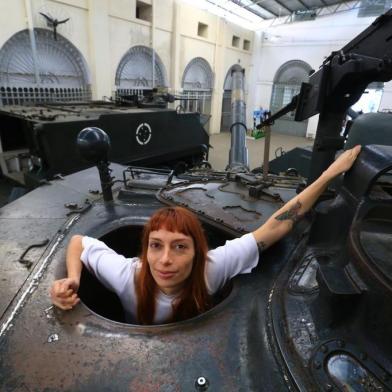  PORTOALEGRE - RS/BR 10.07.2018Andressa Cantergian(branco)i, artista realiza perfomance no Museu do Exército.FOTÓGRAFO: TADEU VILANI - AGÊNCIARBS - EDITORIA: SEGUNDO CADERNO.