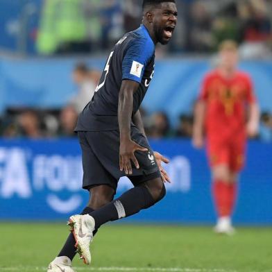  Frances defender Samuel Umtiti celebrates at the end of the Russia 2018 World Cup semi-final football match between France and Belgium at the Saint Petersburg Stadium in Saint Petersburg on July 10, 2018. / AFP PHOTO / GABRIEL BOUYS / RESTRICTED TO EDITORIAL USE - NO MOBILE PUSH ALERTS/DOWNLOADSEditoria: SPOLocal: Saint PetersburgIndexador: GABRIEL BOUYSSecao: soccerFonte: AFPFotógrafo: STF