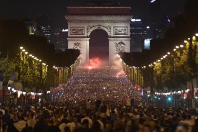  People celebrate Frances victory in front of The Arc de Triomphe on the Champs Elysees in Paris on July 10, 2018, after the final whistle of the Russia 2018 World Cup semi-final football match between France and Belgium. / AFP PHOTO / Lucas BARIOULETEditoria: SPOLocal: ParisIndexador: LUCAS BARIOULETSecao: soccerFonte: AFPFotógrafo: STR