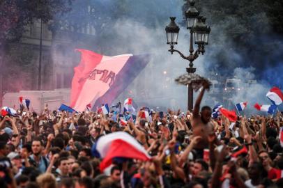 People celebrate Frances victory at a fan zone in central Paris on July 10, 2018 at the final whistle of the Russia 2018 World Cup semi-final football match between France and Belgium. / AFP PHOTO / Eric FEFERBERG