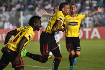 Jonatan Alvez (C) of Ecuadors Barcelona, celebrates his goal with teammates against Brazils Santos, during their 2017 Copa Libertadores quarterfinal second leg match held at Vila Belmiro stadium, in Santos, Brazil, on September 20, 2017. / AFP PHOTO / NELSON ALMEIDA