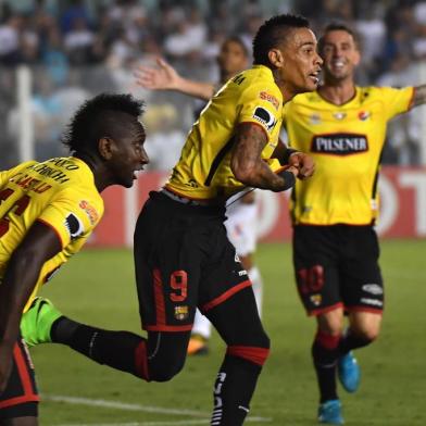 Jonatan Alvez (C) of Ecuadors Barcelona, celebrates his goal with teammates against Brazils Santos, during their 2017 Copa Libertadores quarterfinal second leg match held at Vila Belmiro stadium, in Santos, Brazil, on September 20, 2017. / AFP PHOTO / NELSON ALMEIDA